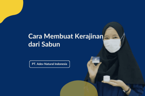 Berbagai contoh hasil kerajinan dari sabun batang ukir dan sabun cair bentuk bunga di atas meja kerja.