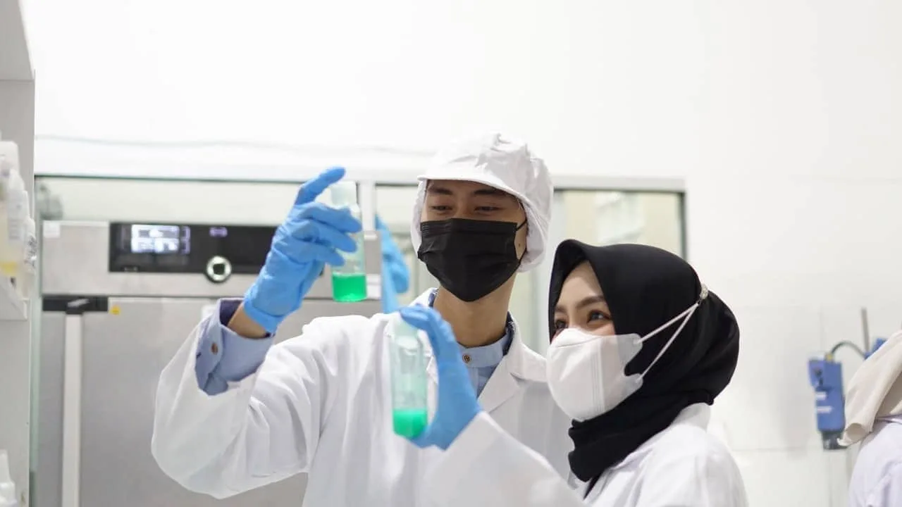 Fasilitas Laboratorium di PabrikMaklon Kosmetik 8