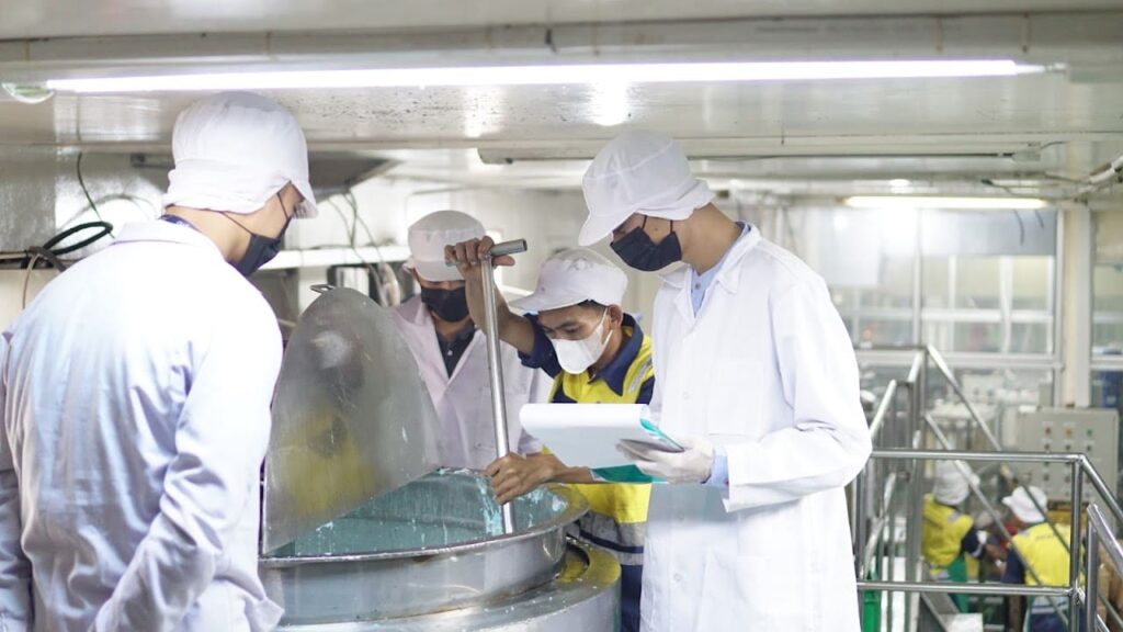 Tim produksi melakukan pengawasan quality control (QC) pada proses mixing di dalam pabrik maklon kosmetik yang berstandar CPKB