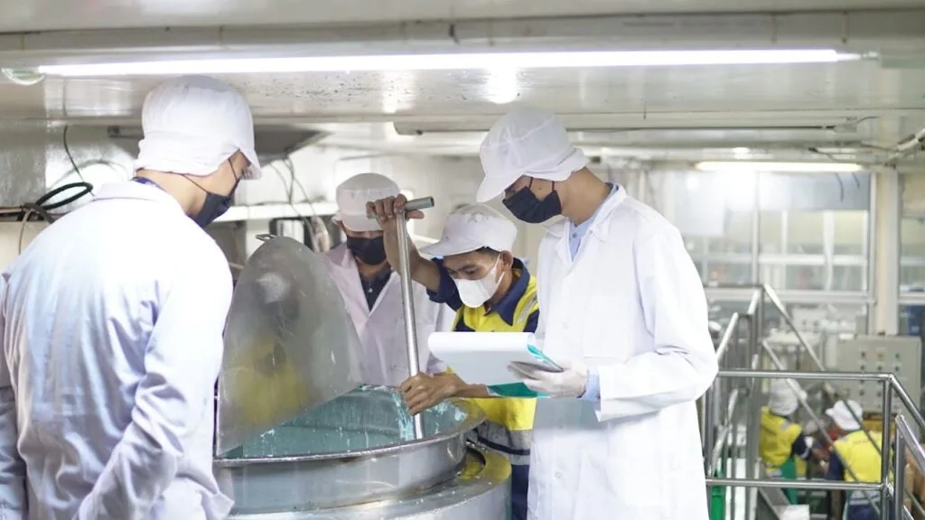 Tim produksi melakukan pengawasan quality control (QC) pada proses mixing di dalam pabrik maklon kosmetik yang berstandar CPKB