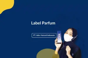 Seorang wanita elegan memegang botol dengan desain label parfum mewah berbahan stiker vinyl beraksen emas yang tahan lama dan sesuai standar BPOM.