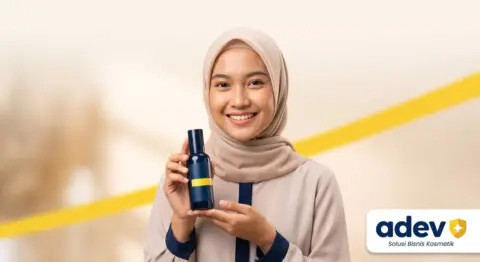 Perempuan berhijab Indonesia memegang produk skincare signature product dengan ekspresi percaya diri di studio hangat