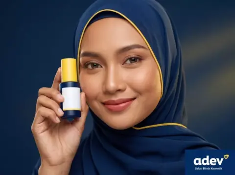 Influencer hijab Indonesia memegang produk skincare brand sendiri sebagai wujud cara influencer punya brand kosmetik