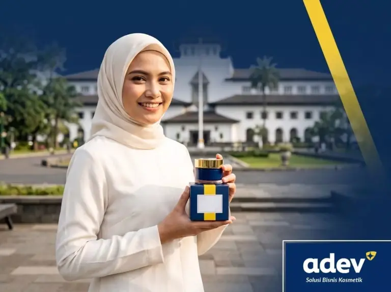 Founder perempuan berhijab memegang produk kosmetik di depan Gedung Sate, layanan maklon kosmetik Bandung ADEV di Bogor