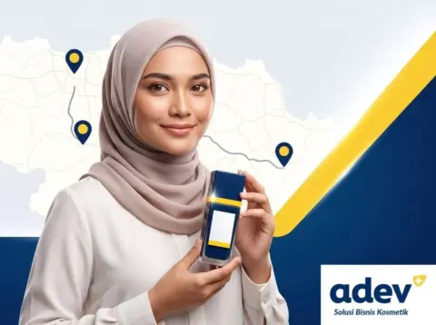 Founder perempuan berhijab Indonesia memegang produk kosmetik premium dari pabrik maklon kosmetik Jakarta di Bogor