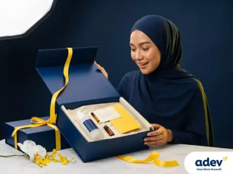 PR package skincare elegan berpita dibuka selebgram berhijab, palet navy dan kuning ADEV