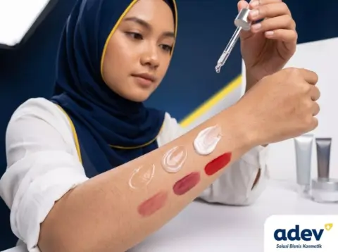 Swatch tekstur serum dan lip tint di lengan model berhijab, tekstur dan warna produk skincare