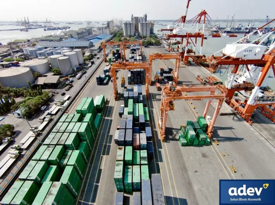 Pemandangan udara Pelabuhan Tanjung Perak Surabaya, gerbang logistik maklon kosmetik Surabaya ke Indonesia Timur